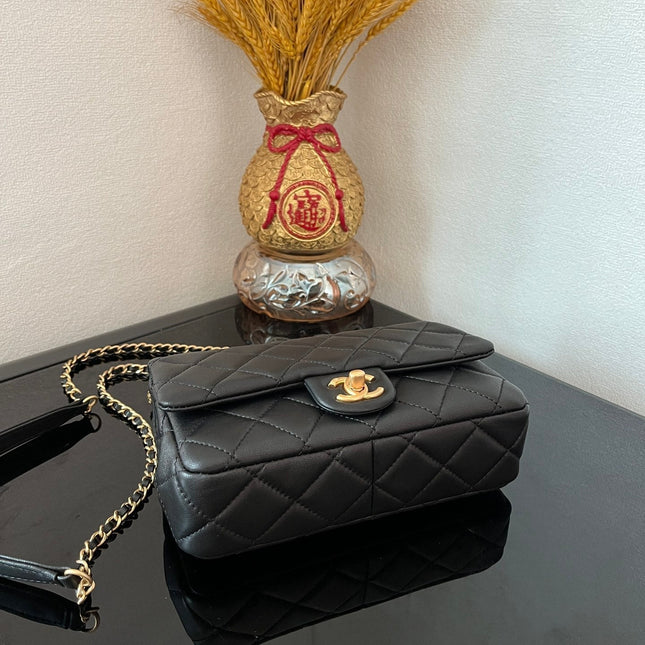 CC FLAP BAG 21 IN BLACK WITH WOODEN HANDLE