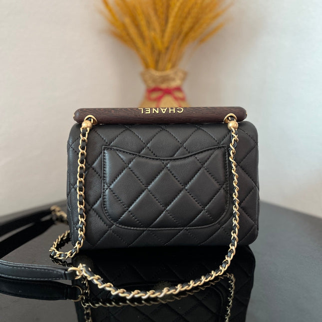 CC FLAP BAG 21 IN BLACK WITH WOODEN HANDLE