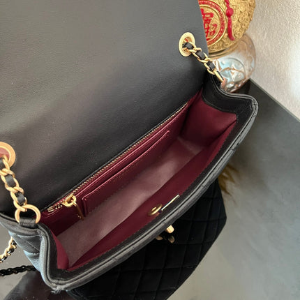 CC FLAP BAG 21 IN BLACK WITH WOODEN HANDLE