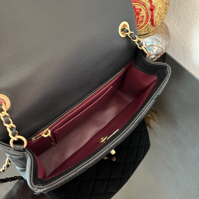 CC FLAP BAG 21 IN BLACK WITH WOODEN HANDLE