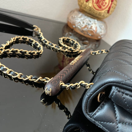 CC FLAP BAG 21 IN BLACK WITH WOODEN HANDLE