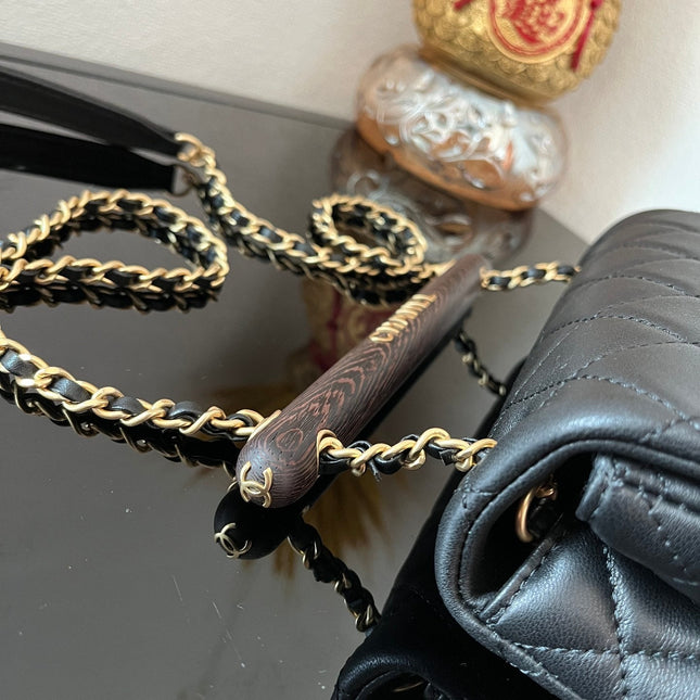 CC FLAP BAG 21 IN BLACK WITH WOODEN HANDLE