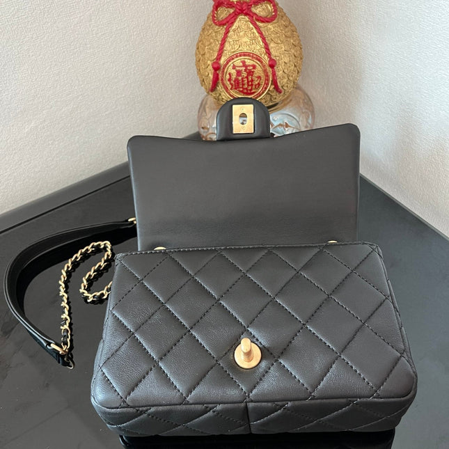 CC FLAP BAG 21 IN BLACK WITH WOODEN HANDLE