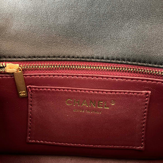 CC FLAP BAG 21 IN BLACK WITH WOODEN HANDLE