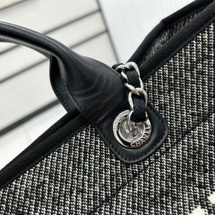 CC DEAUVILLE LARGE 38 TOTE BAG IN BLACK CANVAS WITH WHITE LOGO