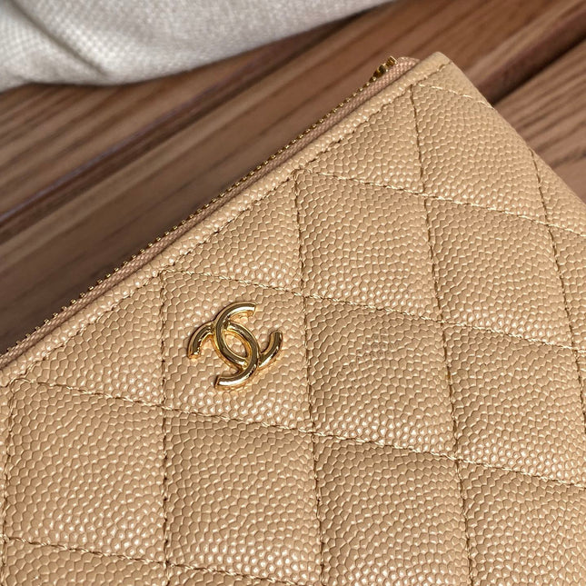 CC CLASSIC SMALL 15 ZIPPED POUCH IN DARK BEIGE GRAINED CALFSKIN