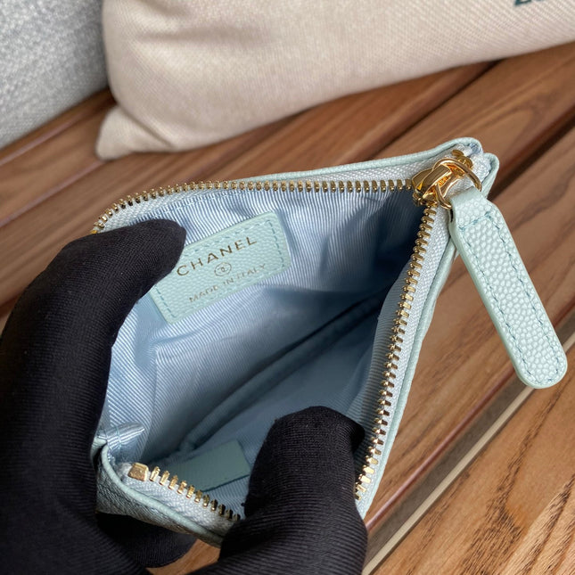 CC CLASSIC SMALL 15 ZIPPED POUCH IN SKY BLUE GRAINED CALFSKIN