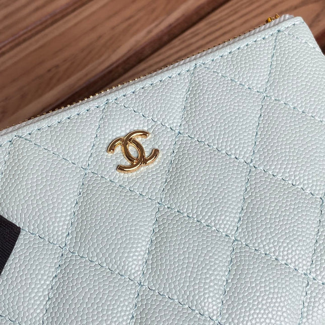 CC CLASSIC SMALL 15 ZIPPED POUCH IN SKY BLUE GRAINED CALFSKIN