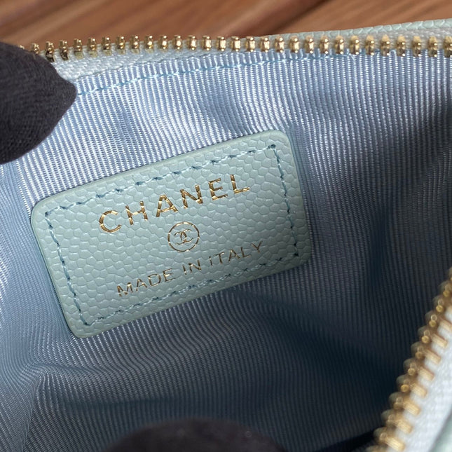 CC CLASSIC SMALL 15 ZIPPED POUCH IN SKY BLUE GRAINED CALFSKIN