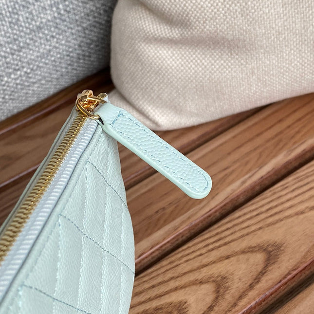 CC CLASSIC SMALL 15 ZIPPED POUCH IN SKY BLUE GRAINED CALFSKIN