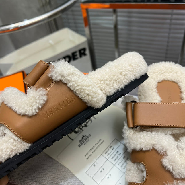 CHYPRE SLIPPERS IN BEIGE LAMB WOOL AND CIDER BROWN CALFSKIN