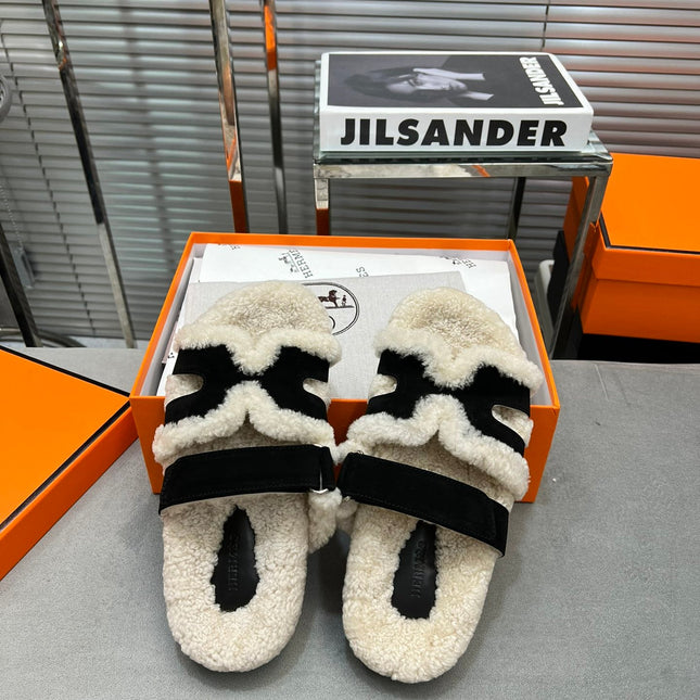CHYPRE SLIPPERS IN BEIGE LAMB WOOL AND BLACK SUEDE