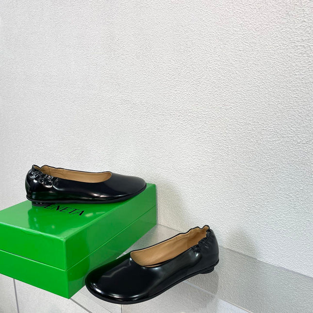 ATOMIC BALLERINA FLAT IN BLACK CALFSKIN