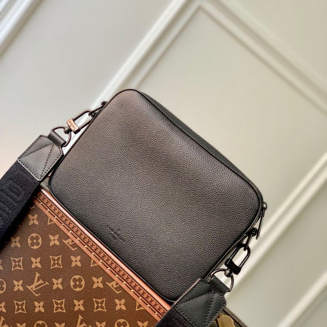 FASTLINE MESSENGER 23.5 IN DARK BROWN PATENT CALFSKIN