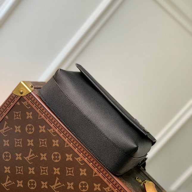 FASTLINE MESSENGER 23.5 IN DARK BROWN PATENT CALFSKIN