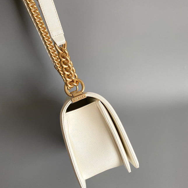CC MEDIUM 25 BOY BAG IN WHITE LAMBSKIN GOLD HARDWARE