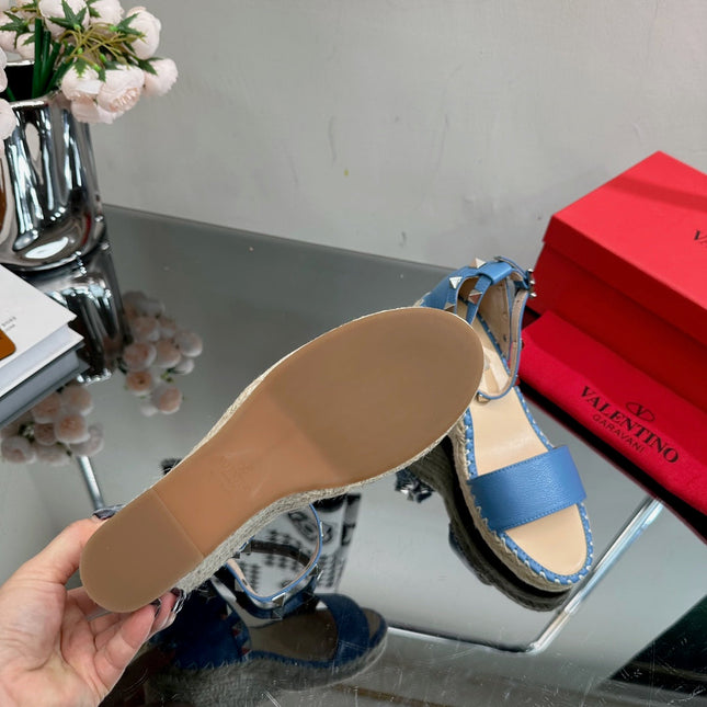 ROCKSTUD WEDGE 85 MM IN ROYAL BLUE  CALFSKIN