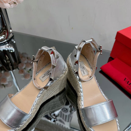 ROCKSTUD WEDGE 85 MM IN SILVER CALFSKIN