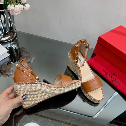 ROCKSTUD WEDGE 85 MM IN BRONZE BROWN CALFSKIN