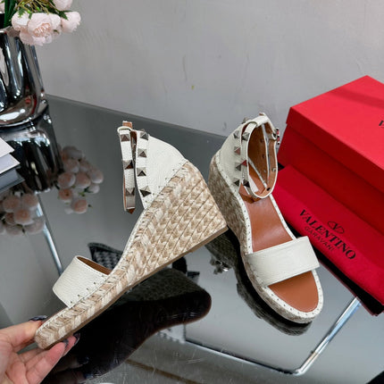 ROCKSTUD WEDGE 85 MM IN WHITE CALFSKIN