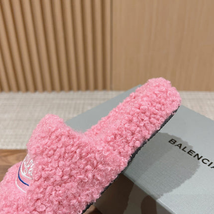 FURRY SLIDES IN PINK CURLY SHEARLING