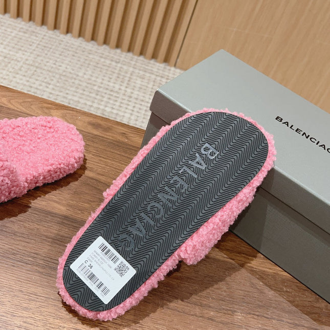 FURRY SLIDES IN PINK CURLY SHEARLING