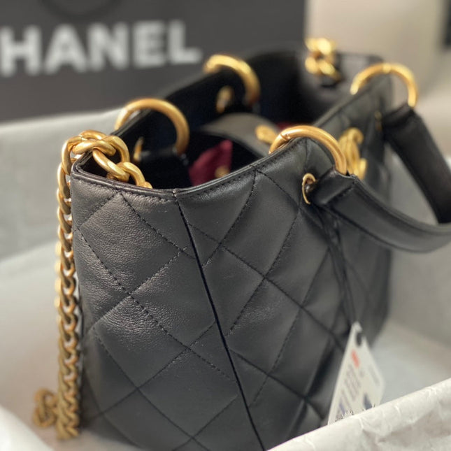 CC MEDIUM 27 TOTE BAG IN BLACK CALFSKIN