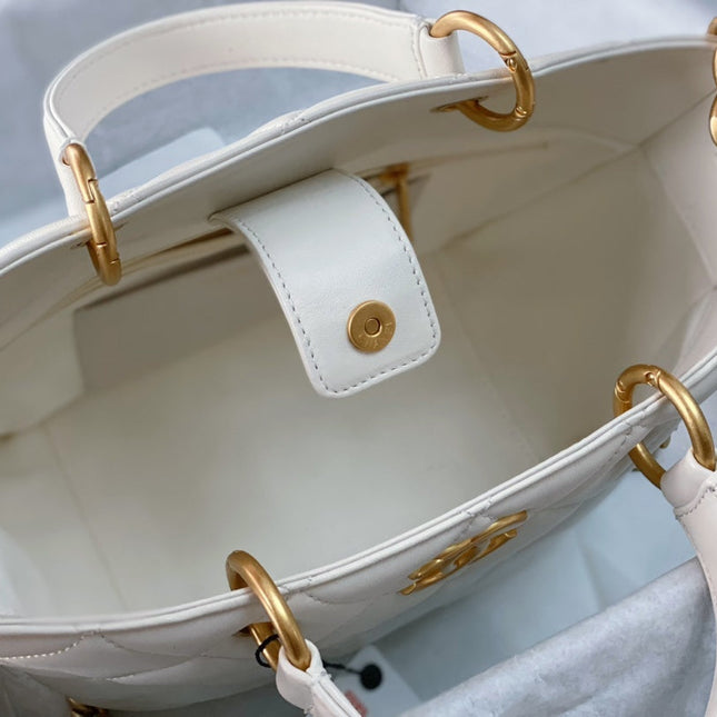 CC MEDIUM 27 TOTE BAG IN WHITE CALFSKIN