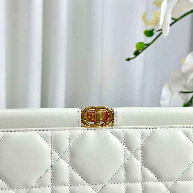 CHAIN CLUTCH 27 BAG IN WHITE LAMBSKIN
