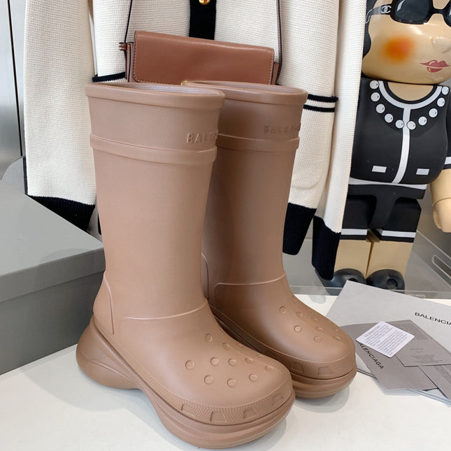 CROCS BOOTS IN BROWN RUBBER