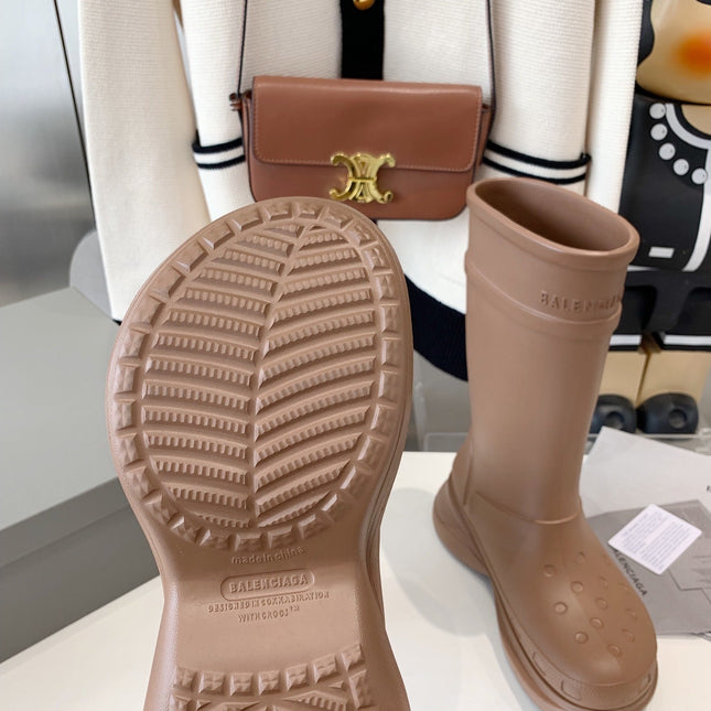 CROCS BOOTS IN BROWN RUBBER