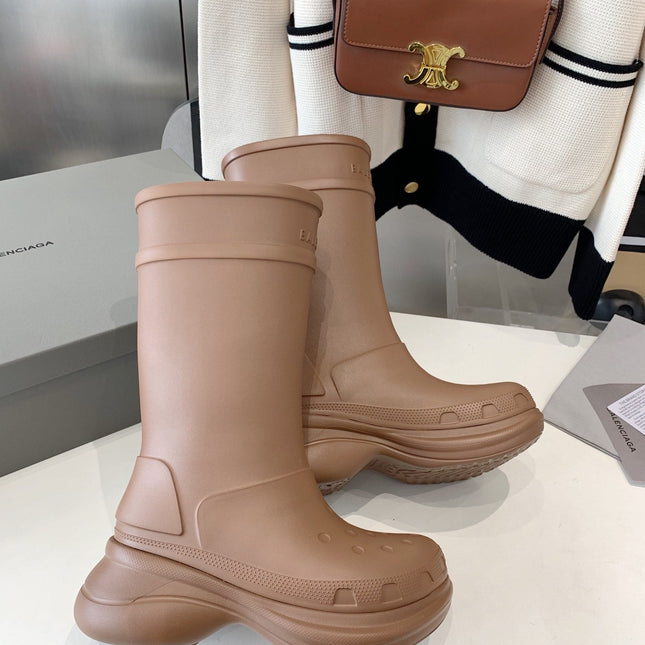 CROCS BOOTS IN BROWN RUBBER