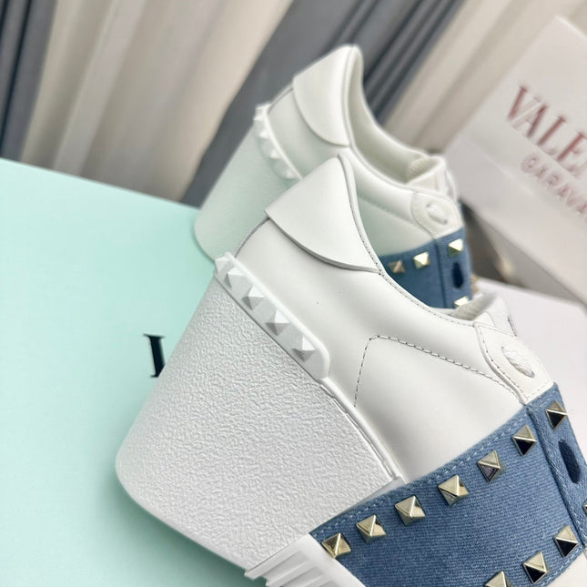 FLATFORM ROCKSTUD UNTITLED SNEAKER IN WHITE CALFSKIN MIX AEGEAN BLUE FABRIC