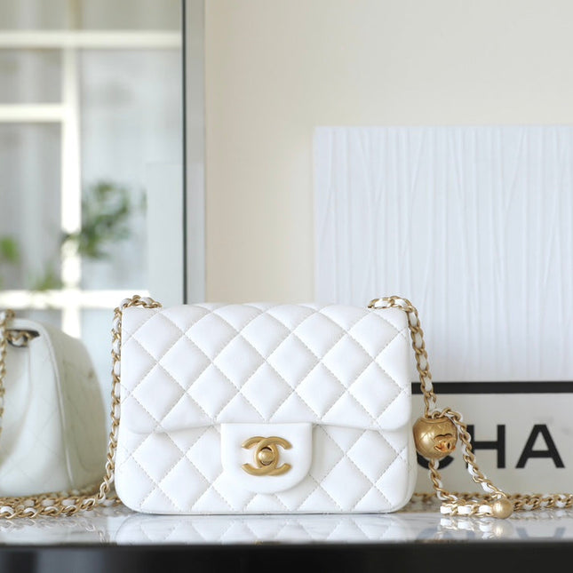 CHANEL 25S FLAP BAG 18 CM IN WHITE LAMBSKIN WITH GOLD HARDWARE