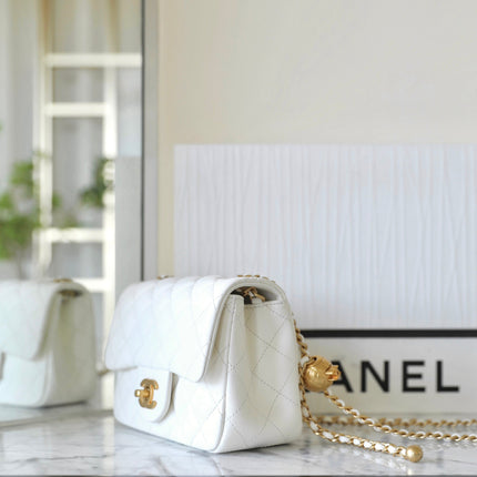 CHANEL 25S FLAP BAG 18 CM IN WHITE LAMBSKIN WITH GOLD HARDWARE