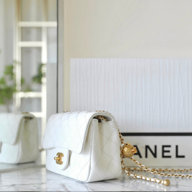 CHANEL 25S FLAP BAG 18 CM IN WHITE LAMBSKIN WITH GOLD HARDWARE