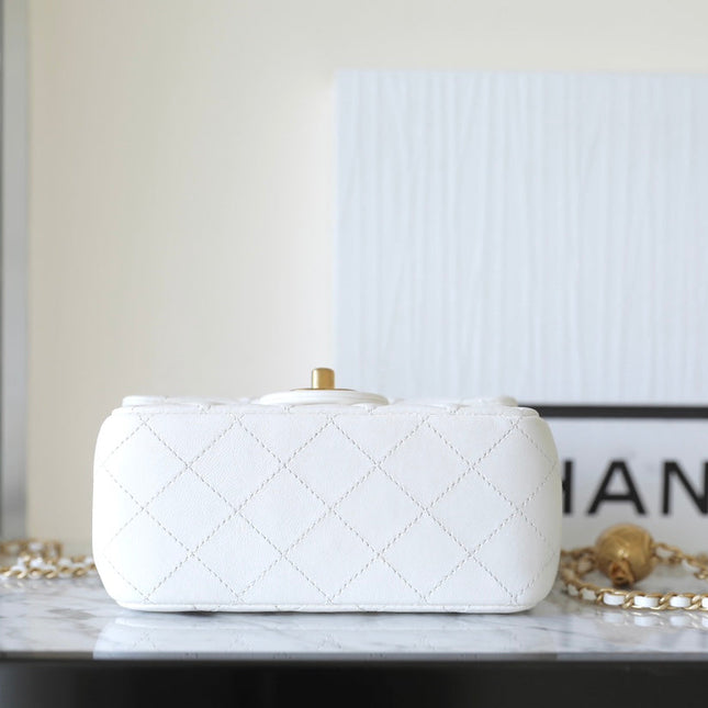 CHANEL 25S FLAP BAG 18 CM IN WHITE LAMBSKIN WITH GOLD HARDWARE