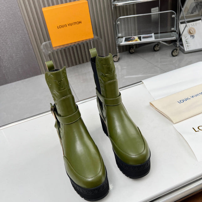 LAUREATE PLATFORM DESERT BOOT IN DARK OLIVE GREEN CALFSKIN