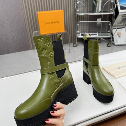 LAUREATE PLATFORM DESERT BOOT IN DARK OLIVE GREEN CALFSKIN
