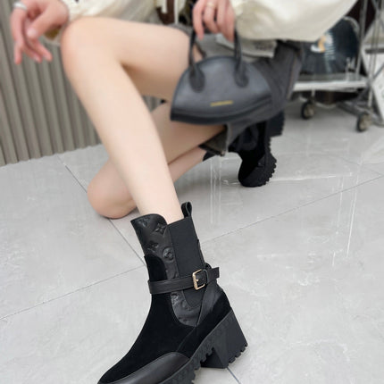 LAUREATE PLATFORM DESERT BOOT IN BLACK SUEDE AND CALFSKIN