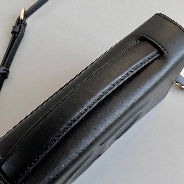 SIGNATURE CHAIN BAG 21 IN BLACK CALFSKIN