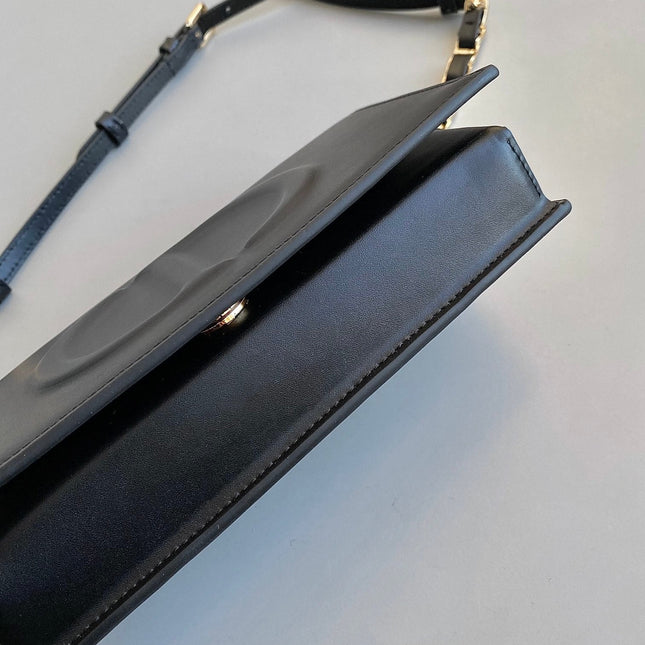 SIGNATURE CHAIN BAG 21 IN BLACK CALFSKIN