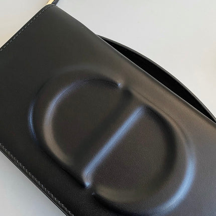 SIGNATURE CHAIN BAG 21 IN BLACK CALFSKIN