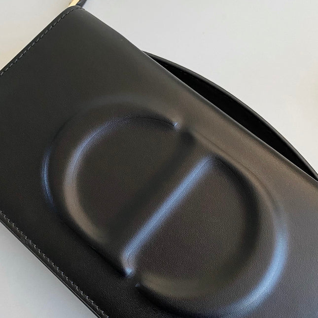 SIGNATURE CHAIN BAG 21 IN BLACK CALFSKIN