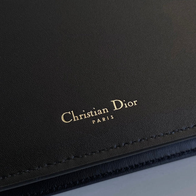 SIGNATURE CHAIN BAG 21 IN BLACK CALFSKIN