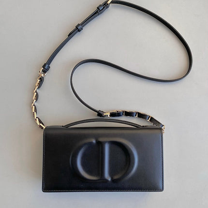 SIGNATURE CHAIN BAG 21 IN BLACK CALFSKIN