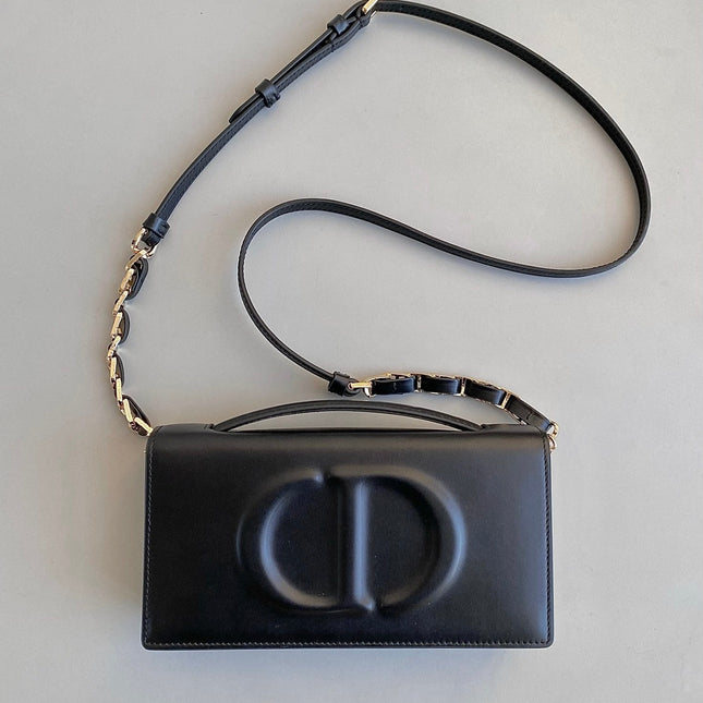 SIGNATURE CHAIN BAG 21 IN BLACK CALFSKIN