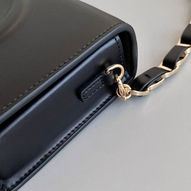 SIGNATURE CHAIN BAG 21 IN BLACK CALFSKIN
