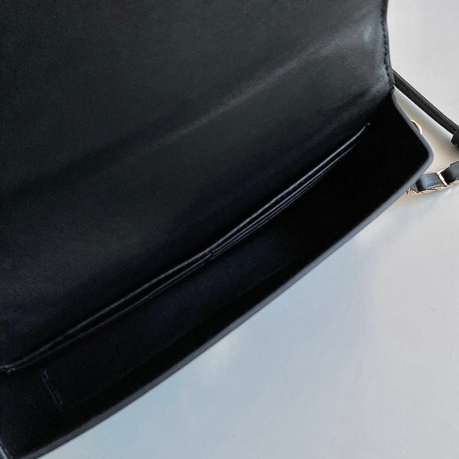 SIGNATURE CHAIN BAG 21 IN BLACK CALFSKIN
