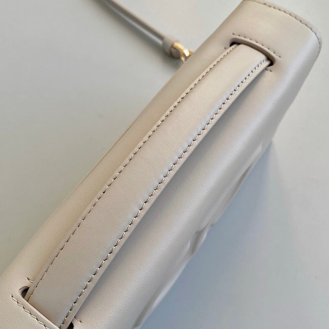 SIGNATURE CHAIN BAG 21 IN BEIGE CALFSKIN